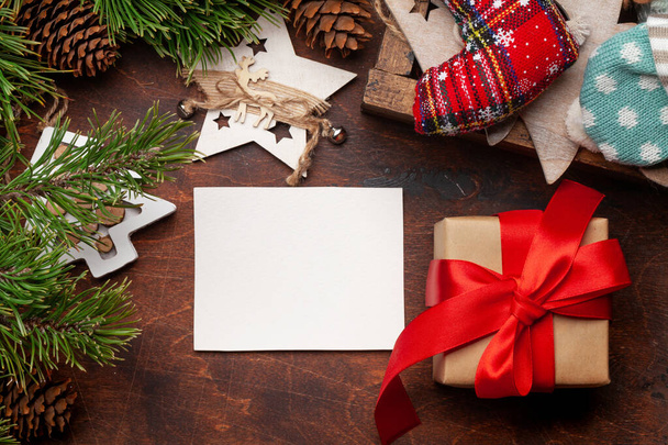 Noel tebrik kartı, köknar ağacı ahşap arka planda ahşap kutuda dekor ve Noel kutlamalarınız için yer kopyalama kartı. Üst görünüm düzlüğü - Fotoğraf, Görsel