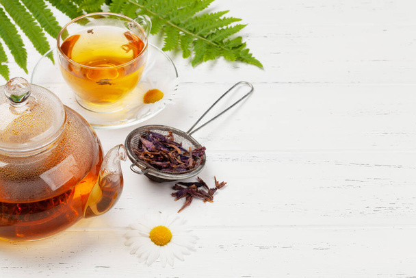 Herbata ziołowa w czajniczku i filiżanka na drewnianym stole. Z przestrzenią do kopiowania - Zdjęcie, obraz