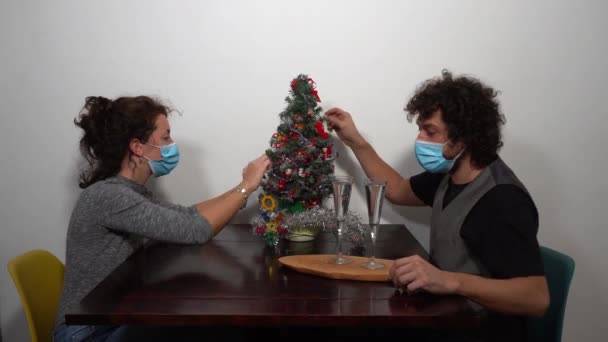 Coppia a piccolo albero di Natale durante covid a casa - Filmati, video