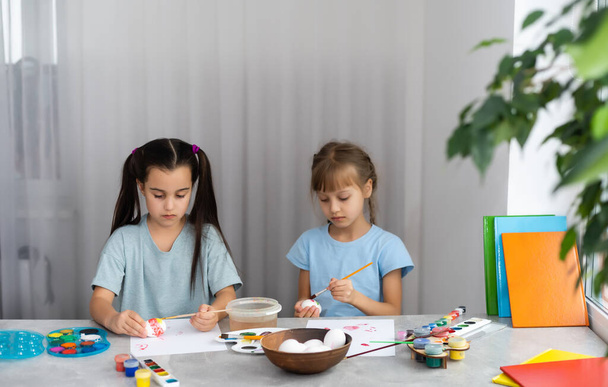 twee kleine meisjes met penseel schilderen op tafel, onderwijs, aquarel, tekening, Creativiteit concept. - Foto, afbeelding