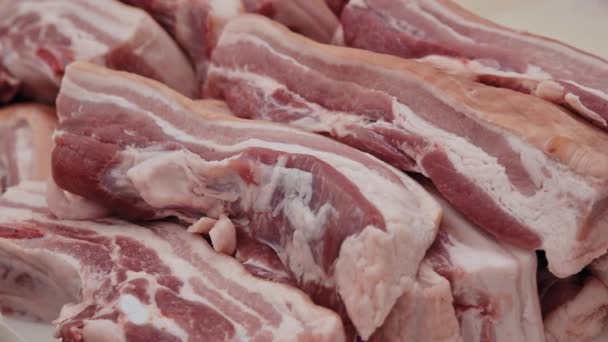 carne de cerdo fábrica de corte muchas piezas crudas - Imágenes, Vídeo