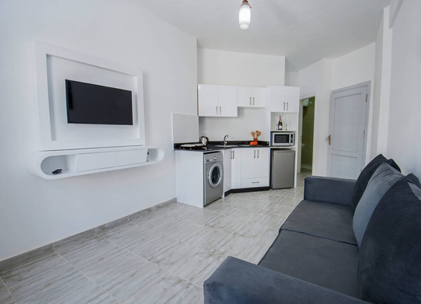 Woonkamer lounge in luxe appartement toon huis met interieur inrichting en keuken - Foto, afbeelding