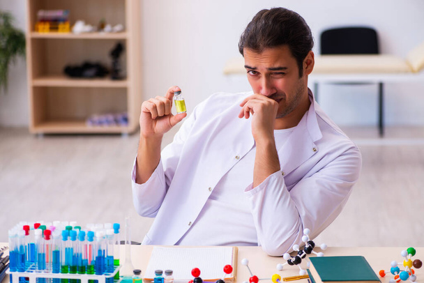 Joven químico masculino trabajando en el laboratorio - Foto, Imagen