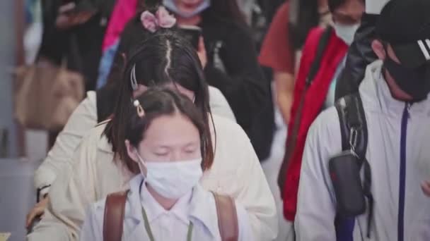 tömeg ázsiai emberek a metróban  - Felvétel, videó