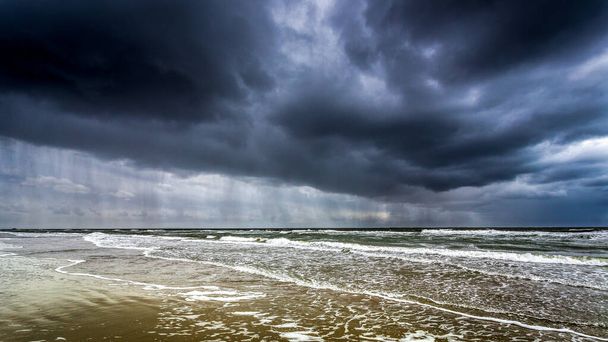 Ένας απειλητικός, συννεφιασμένος ουρανός πάνω από τη Βόρεια Θάλασσα. - Φωτογραφία, εικόνα