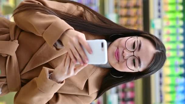 asiático femenino chat teléfono internet supermercado de pedidos - Imágenes, Vídeo