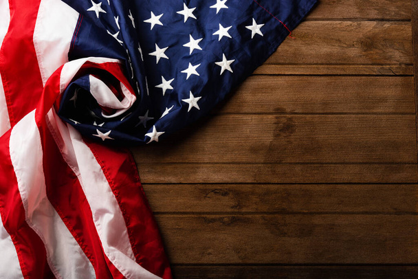 Vista superior América Bandera de los Estados Unidos, recuerdo conmemorativo y gracias de héroe, plano de estudio con espacio de copia sobre fondo de mesa de madera, vacaciones de EE.UU. Veteranos o concepto de día de la independencia - Foto, Imagen