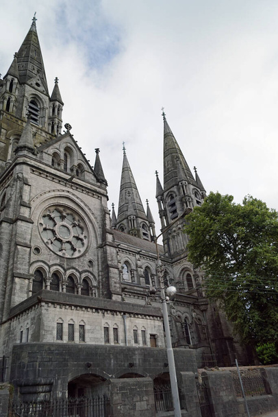 Katedra św. Fin Barre 'a to gotycka katedra z trzema wieżami w Cork w Irlandii. Należy do Kościoła Irlandii i został ukończony w 1879 roku.. - Zdjęcie, obraz