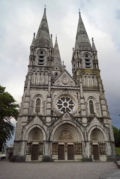 聖フィン・バレ大聖堂は、アイルランドのコルクにあるゴシック様式のリバイバル3つの塔大聖堂です。アイルランド教会に属し、 1879年に完成した。. - 写真・画像