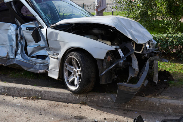 Korkunç bir kazadan sonra gümüş rengi bir araba. Ön ve yan çarpma. Hızlı konsept fotoğraf. Hayat sigortası. Düzeltilemeyecek bir kaza.. - Fotoğraf, Görsel