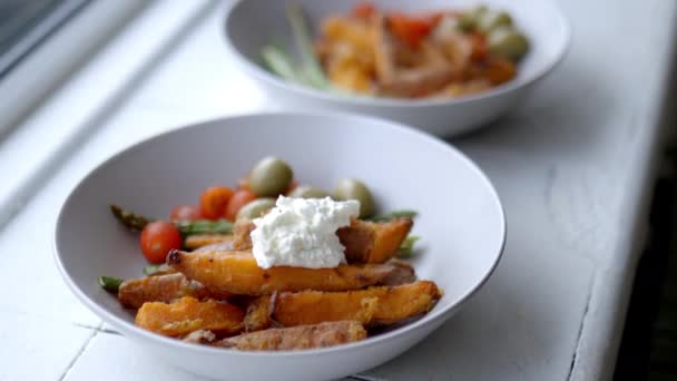 Картофель фри с творогом и овощами на тарелке - Кадры, видео
