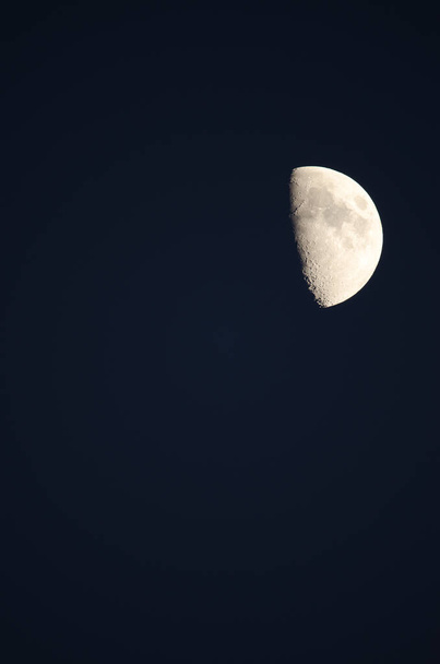 Encerrando a fase lunar gibbous na noite sobre Gran Canaria. - Foto, Imagem