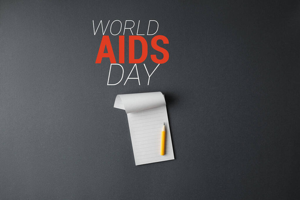 Kynä makaa muistilehtiössä Maailman AIDS Day Concept. - Valokuva, kuva