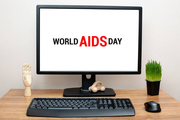 Näytön monitorointi pöydällä Maailman aids-päivän käsite. - Valokuva, kuva