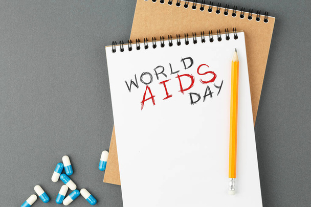 Cuaderno con pastillas azules World AIDS Day Concept. - Foto, imagen