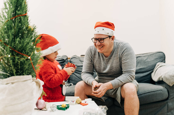 Father with child at home celebrating christmas - Foto, Imagem