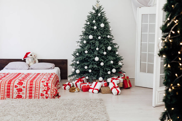 Tilava valkoinen kevyt makuuhuone parvi tyyli koristeltu joulukuusi - Valokuva, kuva