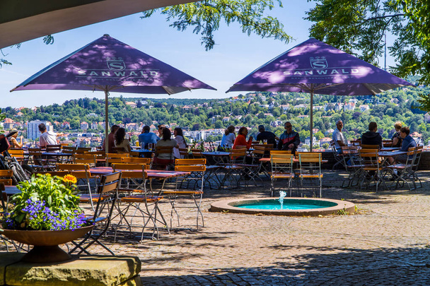 Stuttgart, Alemanha - 12 de junho de 2020 - pessoas bebendo e comendo no bar (Biergarten) nas colinas de Karlshohe com vista panorâmica da cidade de Stuttgart em segundo plano - Foto, Imagem
