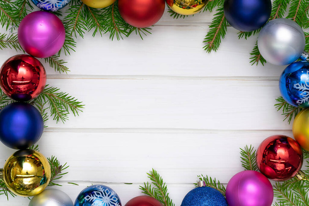 Karácsonyi háttér, zöld fenyő ágak, piros és kék, rózsaszín, sárga, arany, labda, fehér táblák - Fotó, kép