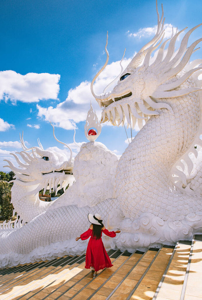 Ват Хуей Пла Кан, білі великі будди і дракони в Чан Рай, провінція Чіангмай, Таїланд. - Фото, зображення