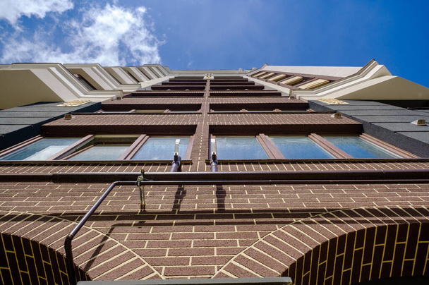 Exteriér moderní multistorické budovy s cihlovou fasádou - Fotografie, Obrázek