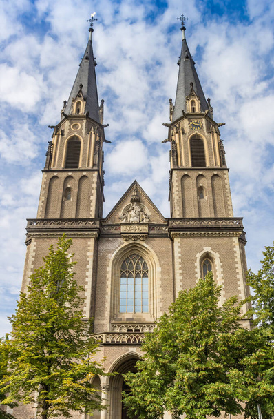 Фронтовий фасад церкви Stiftskirche в Бонні, Німеччина. - Фото, зображення