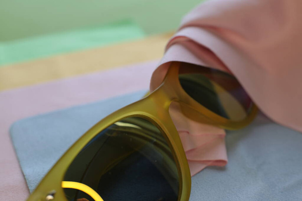 Makro foto brýlí a ubrousků pro čištění prachu ze skla a optiky - Fotografie, Obrázek