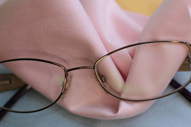 Макро фото окулярів і серветок для чищення пилу зі скла і оптики
 - Фото, зображення