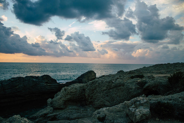 İsrail 23 Kasım 2020 İsrail 'in kuzeyinden bulutlu bir gökyüzü ile deniz manzarası - Fotoğraf, Görsel