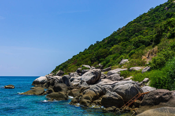 Vista verde da montanha da ilha e água azul cristalina do mar, rochas ao redor - Foto, Imagem