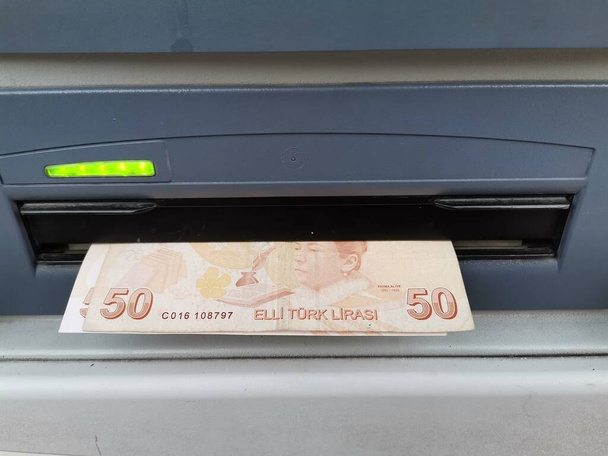 Vybírám peníze z bankomatu. Padesát tureckých lir. - Fotografie, Obrázek