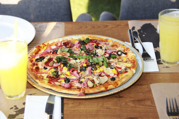 pizza cuite au four avec saucisse, légumes et olives - Photo, image