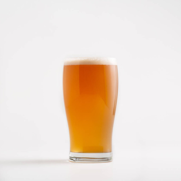 Brauereiwerbung, leckeres Pint Ale und Craft Drink mit freiem Platz - Foto, Bild