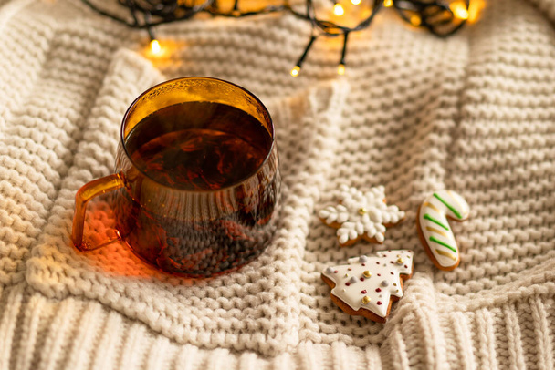 Decoración de Navidad. Taza y galletas de Navidad en un suéter de punto. Descanso acogedor - Foto, imagen