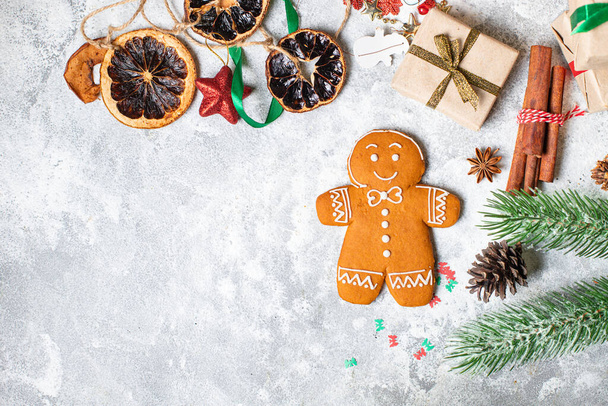 ジンジャーブレッドお祝い甘いペストリービスケット甘いデザートクリスマスホーム焼きケーキの御馳走提供休日パーティー新しい年の贈り物おいしい提供サイズ部分トップビューコピースペースフード背景素朴な - 写真・画像