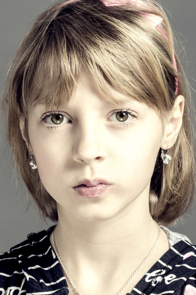 Студийный портрет молодой красивой девушки
 - Фото, изображение