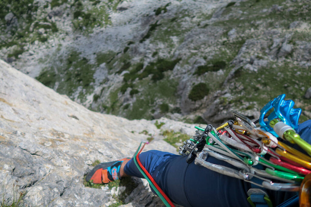Escalade avec équipement lors de l'escalade en montagne - Photo, image