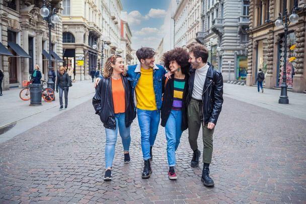 Ryhmä ystäviä koulukaveri kävely ulkona hauskaa halaus ja nauttia aikaa yhdessä - Valokuva, kuva
