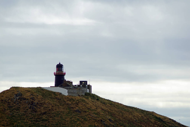 1850年に完成した灯台は、バリートンの活気ある漁村の前の湾の小さな島に主に位置しています。. - 写真・画像