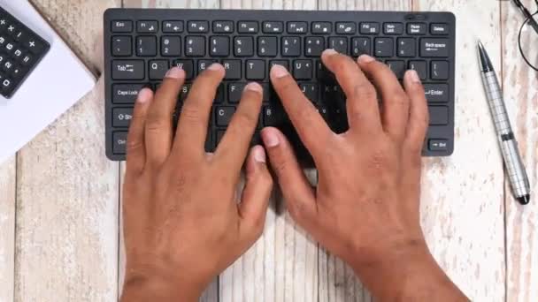  pohled shora na mužské psaní rukou na klávesnici . - Záběry, video