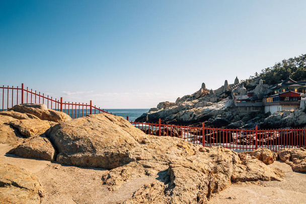 Tempio di Haedong Yonggungsa con oceano blu a Busan, Corea - Foto, immagini