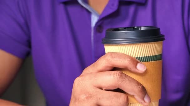 Hand hält wiederverwendbare Öko-Kaffeetasse aus nächster Nähe  - Filmmaterial, Video