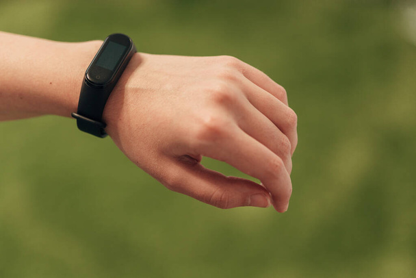 Smart Watch on a Human Hand. Sports Lifestyle. - Foto, Bild
