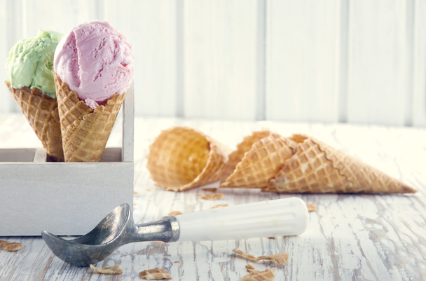 Conos de helado verde y rosa
 - Foto, Imagen