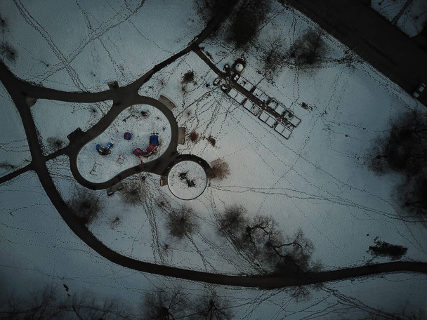 вид с воздуха на зимний парк с множеством троп и игровой площадкой. Высокое качество фото - Фото, изображение