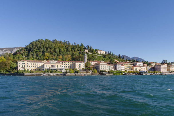 Bellagio ciudad italiana con casas de colores, en la orilla del lago de Como, región de Lombardía, Italia - Foto, Imagen