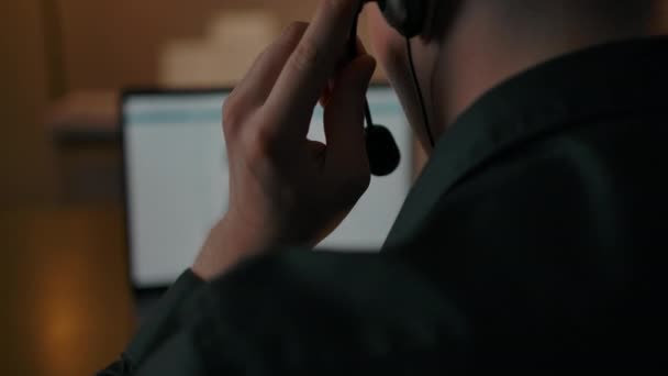 On-line callcenter werkt vanuit huis. Blanke man achter laptop scherm. - Video