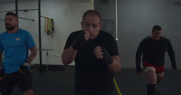 Boxeadores calentándose dentro de un gimnasio interior - Metraje, vídeo