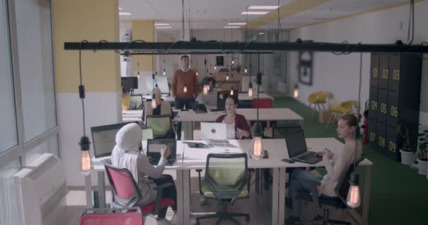 Grupa zróżnicowanych etnicznie osób pracujących w nowoczesnym biurze - Materiał filmowy, wideo