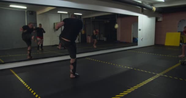 Люди тренують кікбокс всередині спортзалу
 - Кадри, відео
